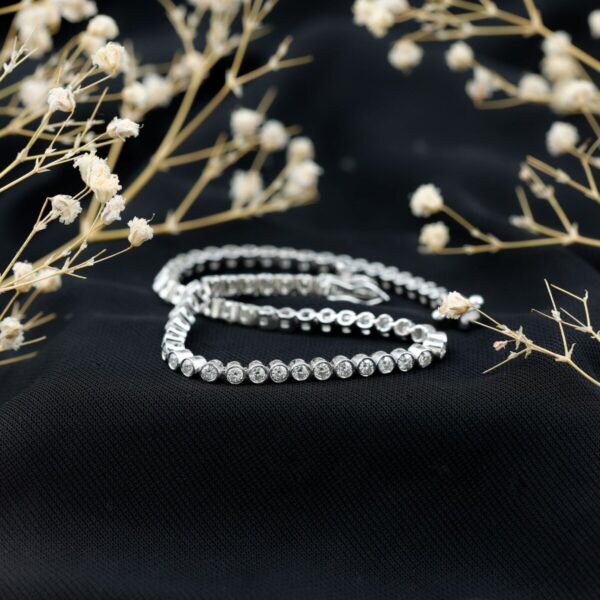 Diamond tennis bracelet in white gold